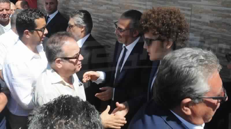 Nabil Karoui fait montre d’un courage exemplaire à l’enterrement de son fils