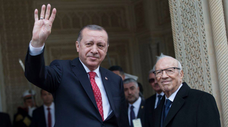 Photo du jour : Erdogan fait-il le signe de Rabiaa au Palais de Carthage
