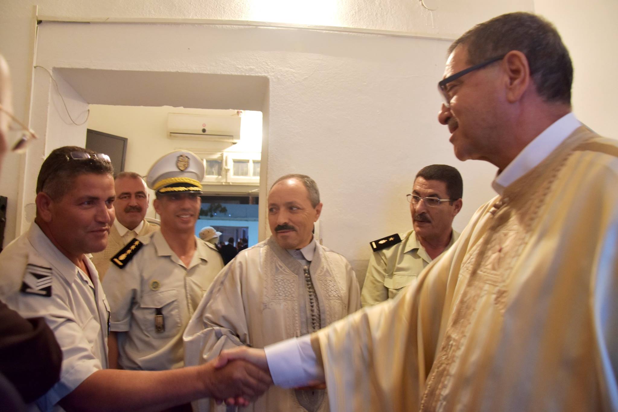 Habib Essid en visite dans un poste de la garde nationale à Kondar