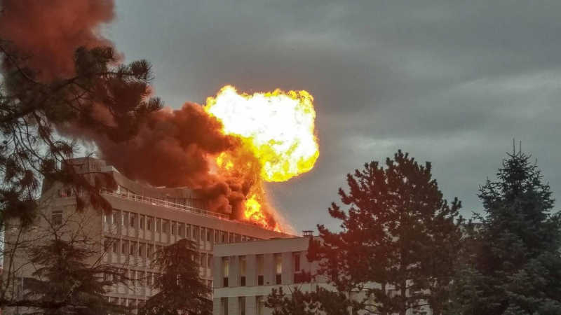 Explosion spectaculaire sur le toit d'une université française (Vidéo)