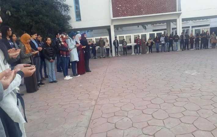 Des étudiants récitent la Fatiha à la mémoire des victimes du bus d'Amdoun