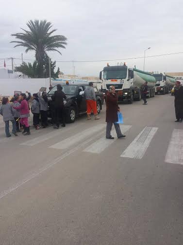 Des écoliers bloquent le passage des camions de Petrofac
