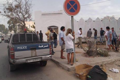 Djerba-Pollution: Une Italienne s'enchaîne à un poteau et avale la clé