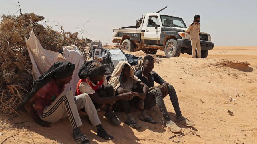 Deux fosses communes de migrants découvertes en Libye
