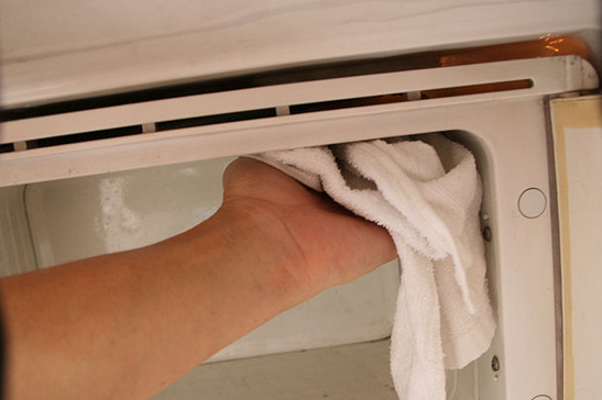 Elle meurt électrocutée en tentant de réparer son réfrigérateur