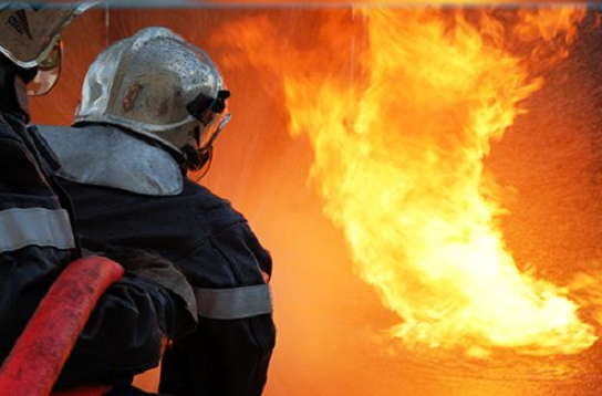 Enorme incendie dans une usine de menuiserie à Kalaa Kébira