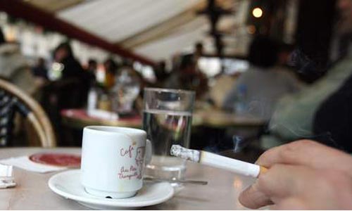 Espaces publics : la fumée des cigarettes plus forte que la loi, qu’en disent les autorités ?