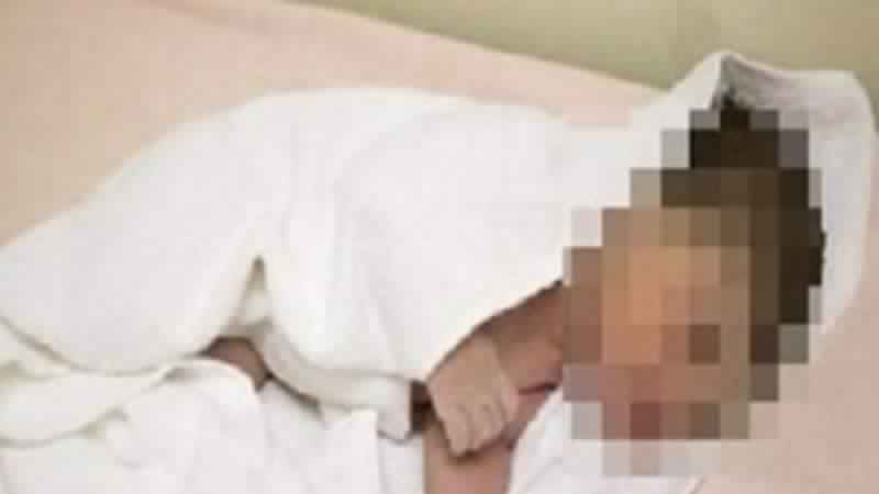 Gafsa : A cause d’un différend avec leur mère, il frappe sauvagement des jumeaux de six mois