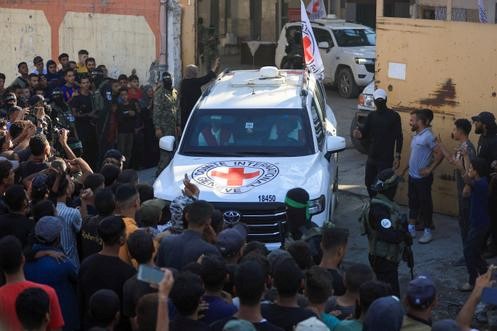 La libération des derniers otages détenus par le Hamas a commencé