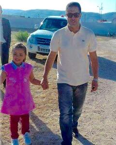 Photo du jour : le chef de secteur de la GN de Thala accompagne à l’école le fille d’un martyr.