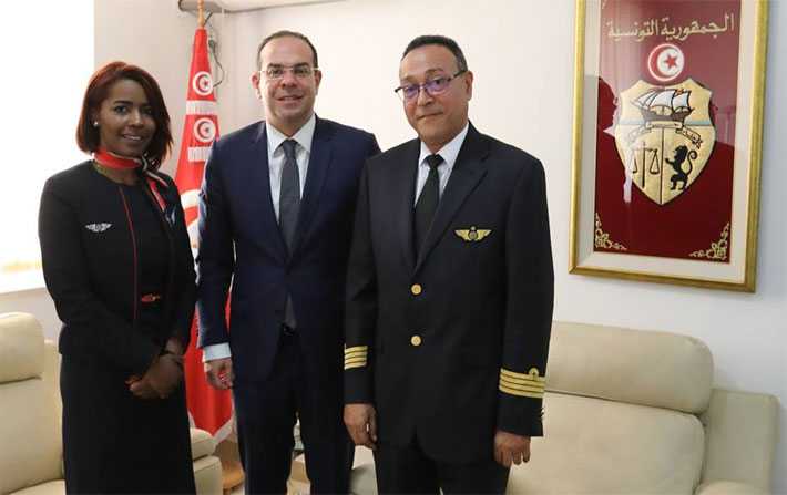Le pilote de Tunisair ayant débarqué une passagère raciste reçu par Ben Gharbia