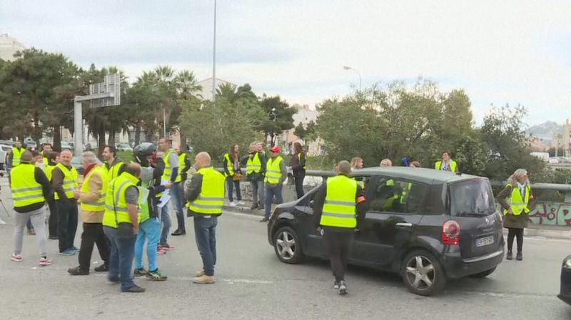   Manifestations des « gilets jaunes » en France : 1 mort et une cinquantaine de blessés