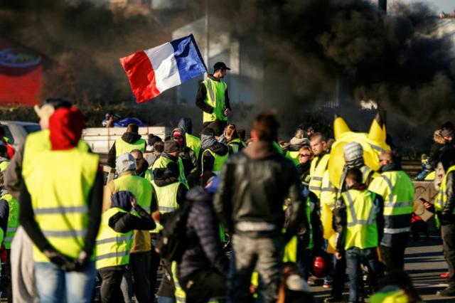France : les « gilets jaunes » bloquent des dépôts de carburants