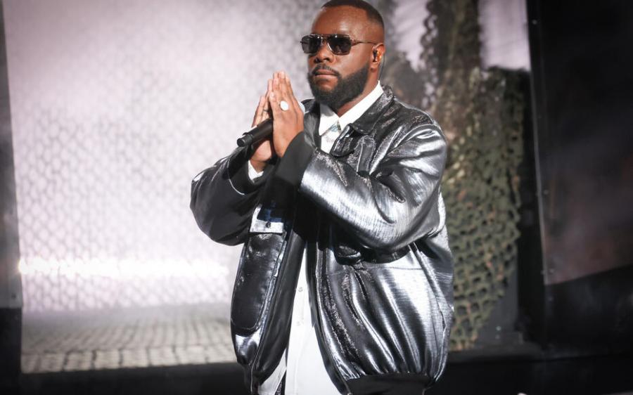Touché par le sort des migrants, Maître Gims annule son concert à Djerba