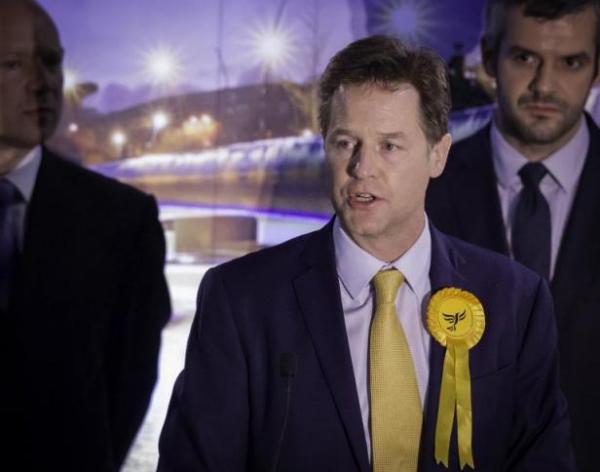 Chez eux quand on perd une élection, on démissionne, chez nous, on s’accroche plus que jamais