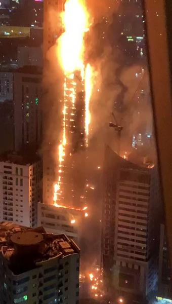 Émirats Arabes Unis: Un gratte-ciel de 48 étages en feu