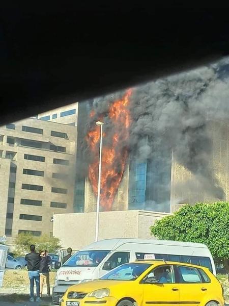 Spectaculaire incendie au siège de Banque Zitouna