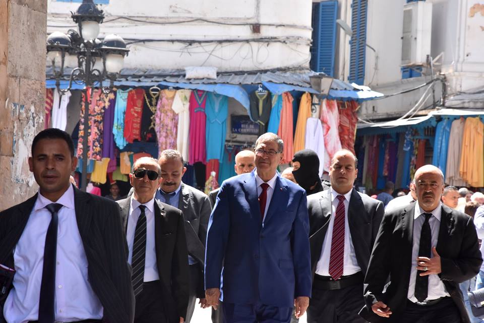 Habib Essid: bain de foule improvisé dans les Souks de la Médina