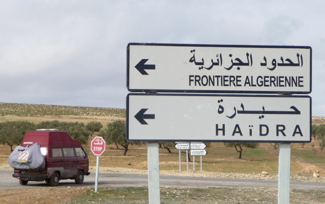 Des protestataires incendient le poste douanier de Haidra