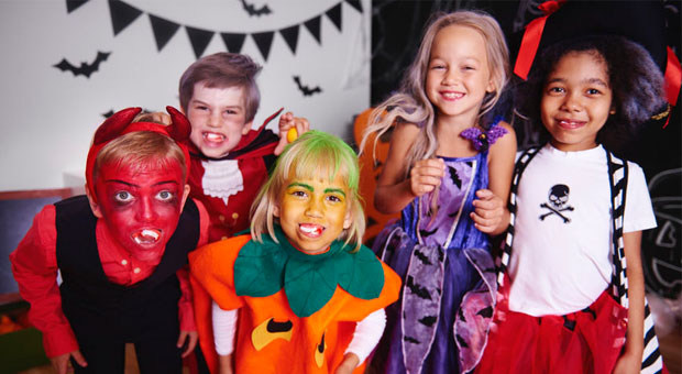  Enquête après la célébration de la fête d'Halloween dans un jardin d'enfants