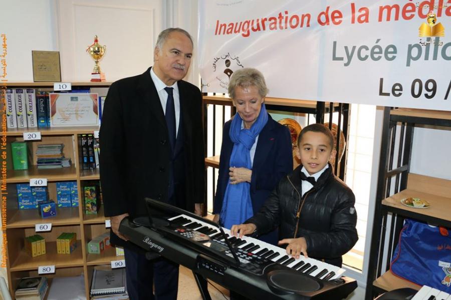 Hatem Ben Salem inaugure une bibliothèque multimédia au lycée pilote de Siliana