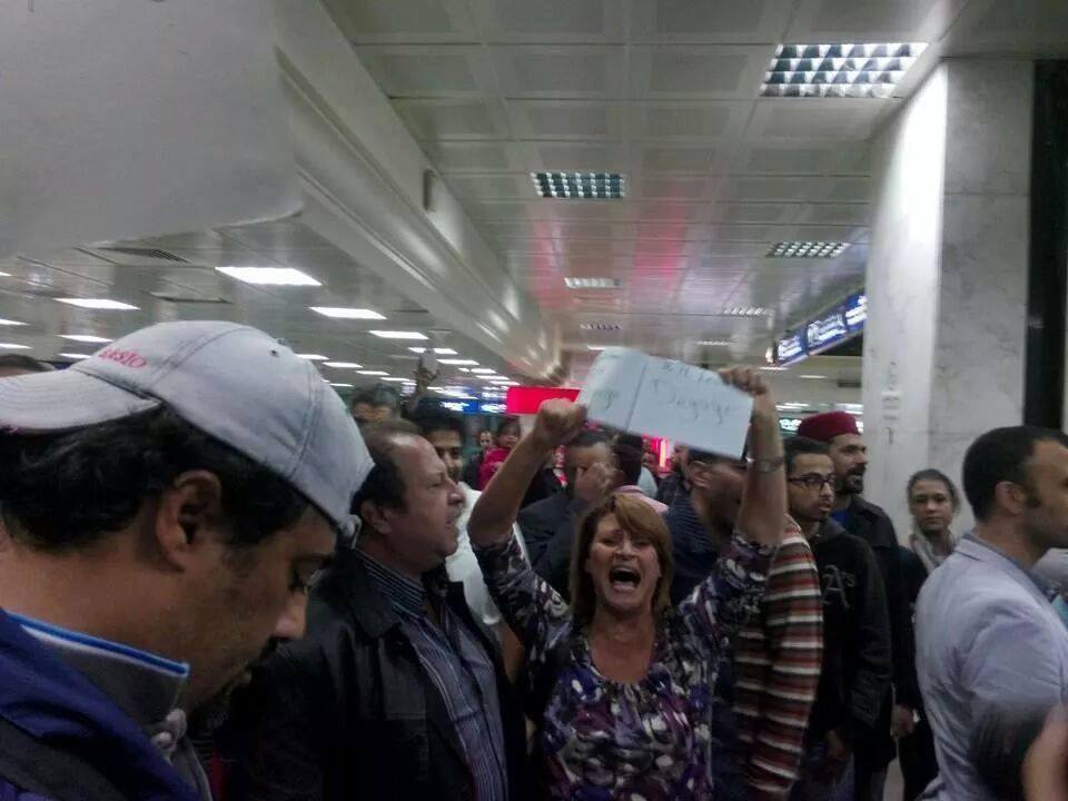 L’arrivée de BHL provoque l’agitation à l’aéroport Tunis-Carthage