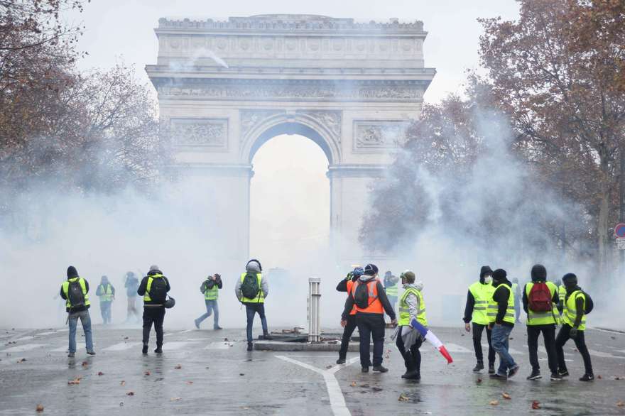 Violentes échauffourées sur les Champs-Elysées et la place de l’Etoile à Paris