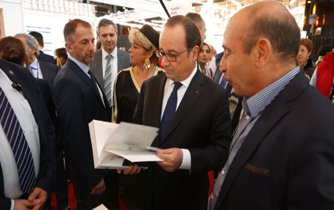 Hollande au stand tunisien au Salon du Livre de Paris