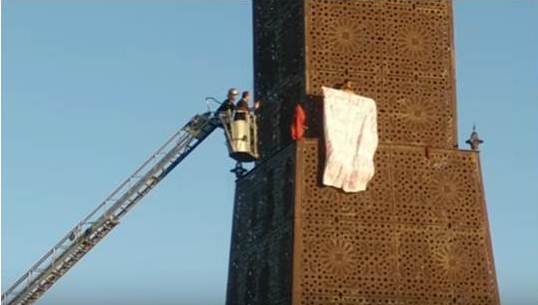 Il escalade l’horloge de Tunis pour réclamer un concert du groupe PNL !