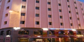 Elle séduit les policiers pour aider les terroristes à les liquider...