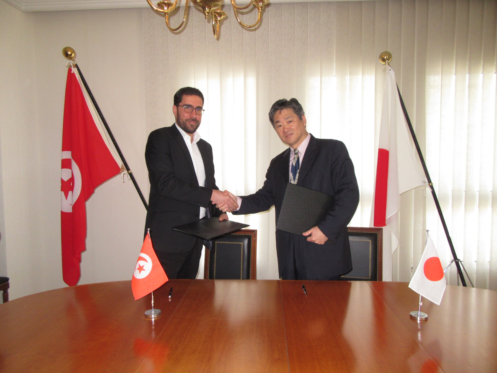Signature de don du "Projet de l’Aménagement de l’Ecole Primaire Nagachia à Beja"