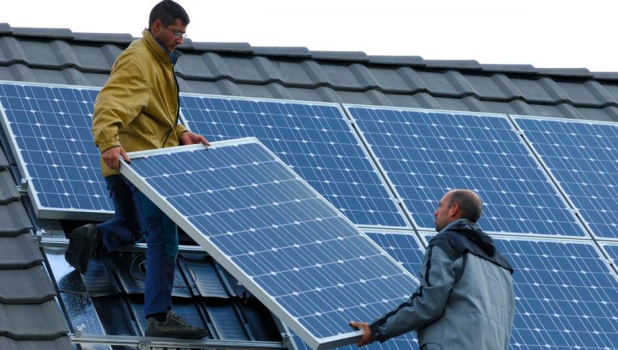Les professionnels du photovoltaïque protestent contre le relèvement des droits de douane sur les panneaux solaires