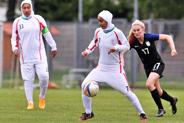 Une première: Iran accueillera son premier match de foot féminin