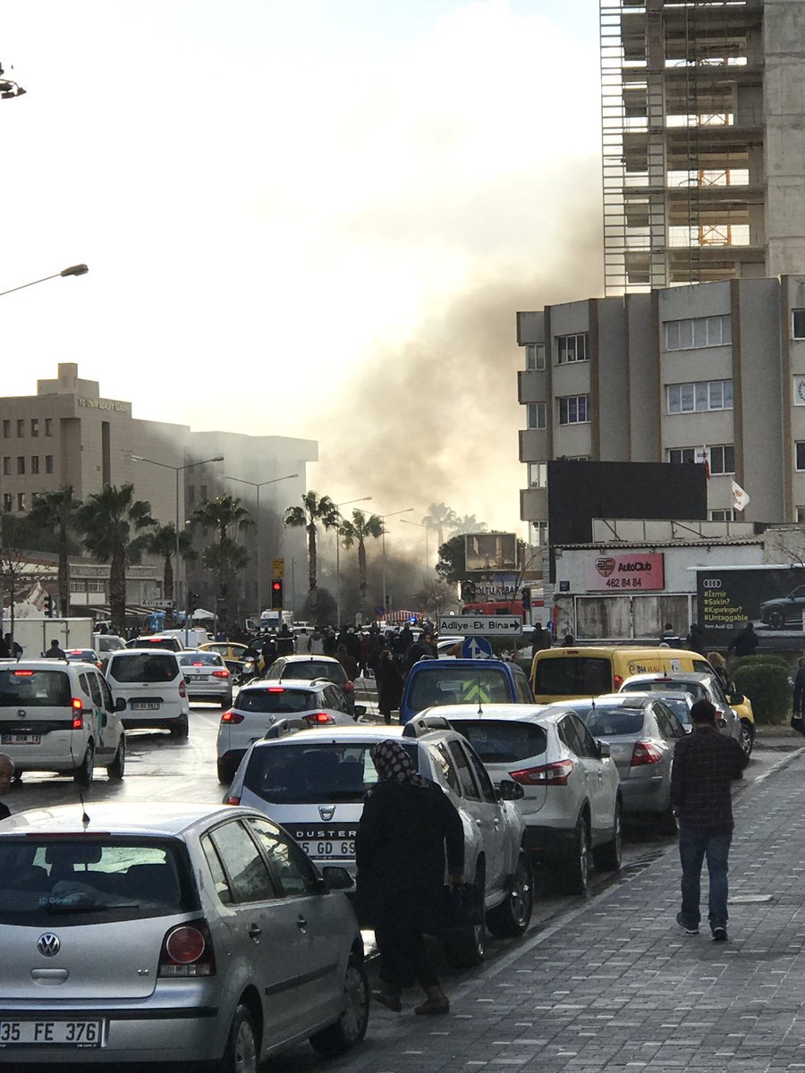 Explosion de 2 voitures piégées près d'un tribunal à Izmir en Turquie