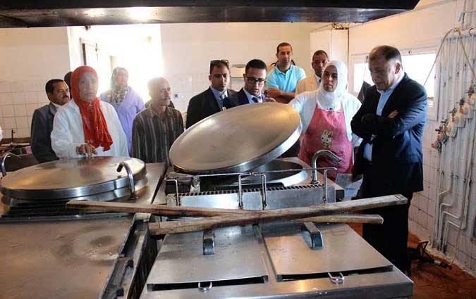 Néji Jalloul visite un collège à Boussalem suite à l'intoxication de 36 élèves internes