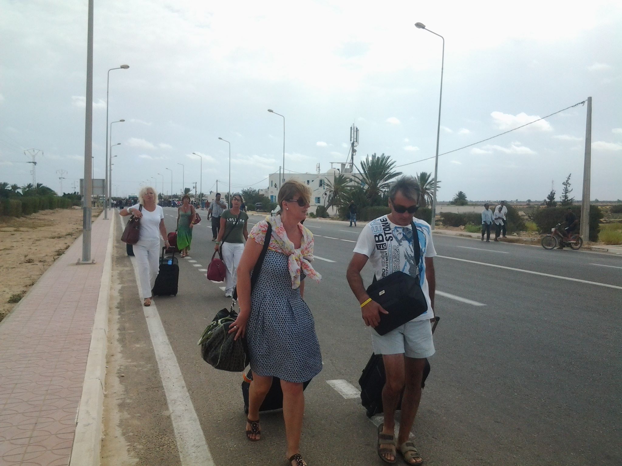 Djerba: Les protestataires obligent les touristes de regagner l’aéroport à pied !