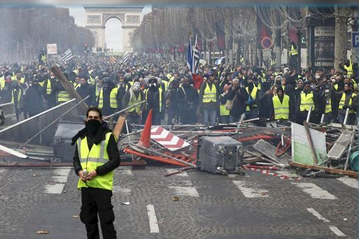 France: Un gilet jaune meurt percuté par un poids-lourd