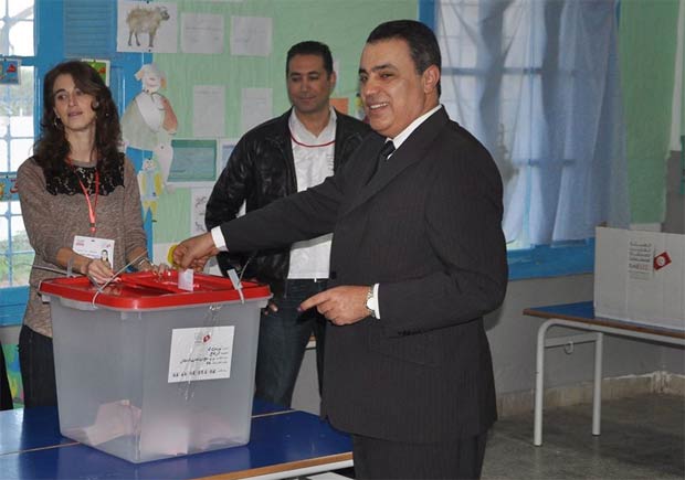 Mehdi Jomâa vote à Carthage en compagnie de son épouse