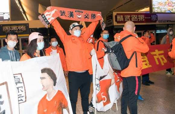 Après 3 mois de blocage en Espagne, les joueurs de Wuhan rentrent chez eux