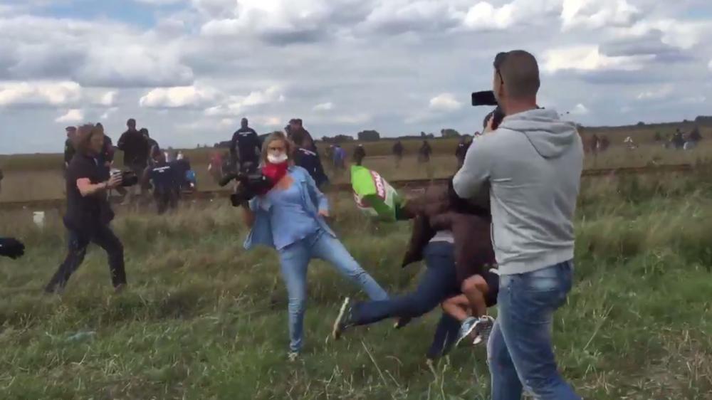 Geste ignoble contre un migrant: Une journaliste hongroise licenciée (vidéo)