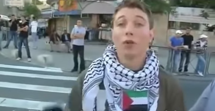 Ce jeune Juif américain apportait son soutien aux Palestiniens, regardez ce qui lui arrive ! (Vidéo)