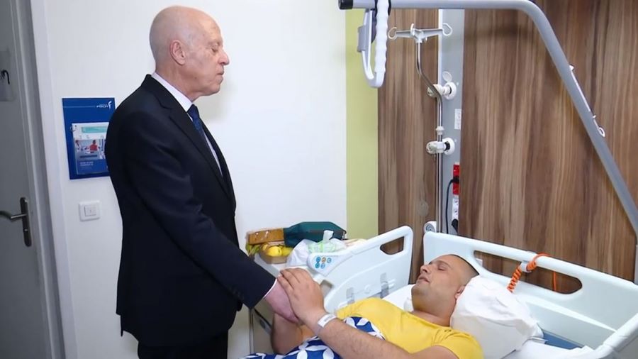 Kais Saied au chevet d'un blessé de la révolution hospitalisé à Paris