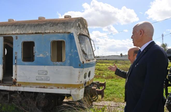  Kais Saied en visite inopinée à des installations ferroviaires pointe du doigt la corruption dans ce secteur