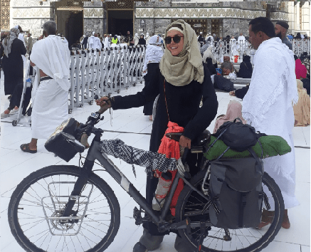 Une Tunisienne se rend en vélo jusqu'à La Mecque pour effectuer la Omra