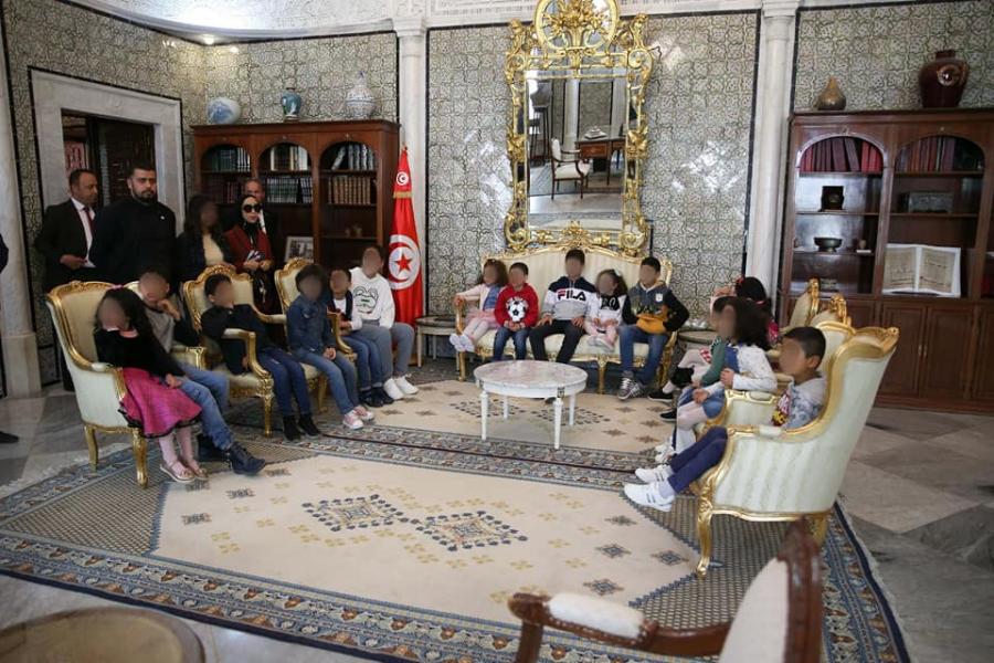 Des enfants du village SOS de Gammarth en visite à la Kasbah reçus par Najla Bouden