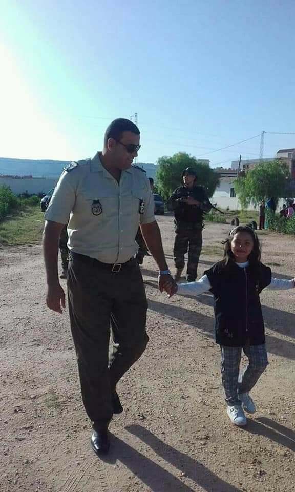 La photo du jour : l’officier de la Garde nationale qui accompagne la fille de son collègue martyr