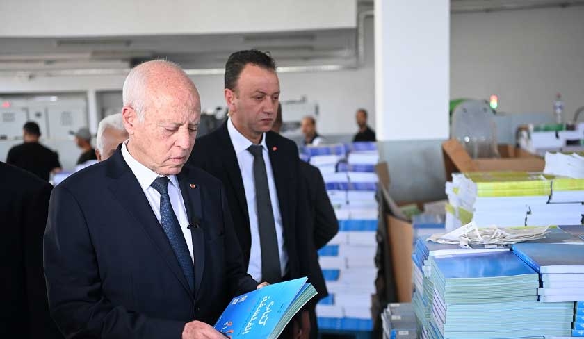 En visite au CNP, Saïed appelle à fournir les manuels scolaires et les cahiers subventionnés à des prix abordables