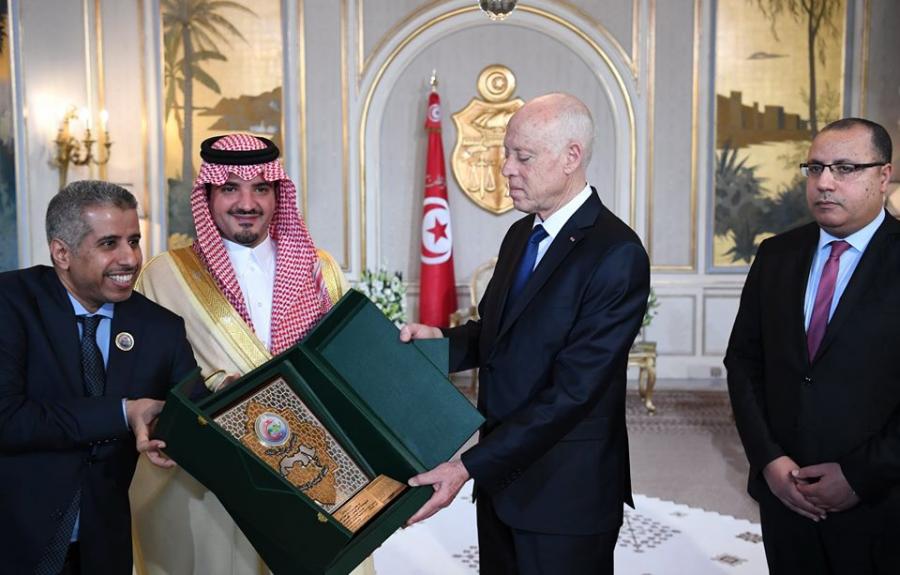 Le président de la République reçoit l’écusson du conseil des ministres arabes de l’Intérieur