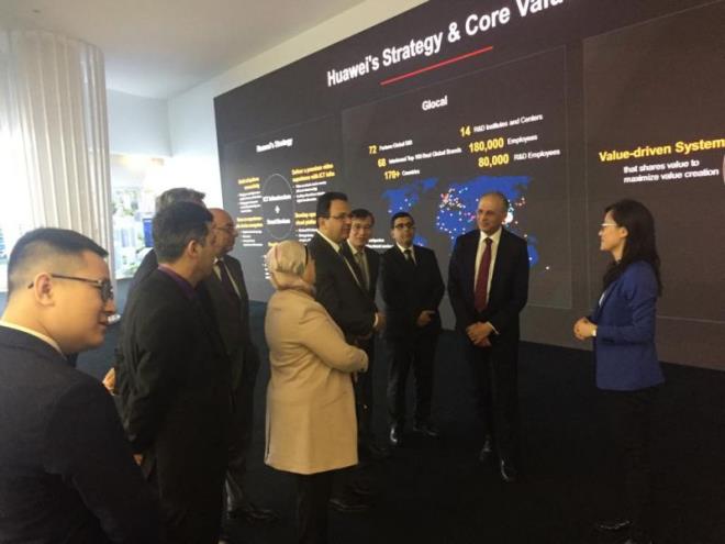 En visite à Pékin Laadhari propose la création d'un centre Huwaei en Tunisie