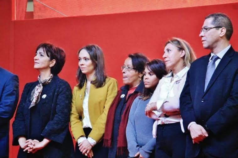 La fille en soutien au père !